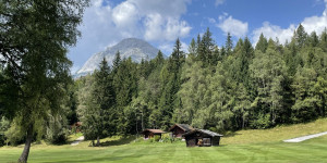 Beitragsbild des Blogbeitrags GC Seefeld-Wildmoos: famoser Alpinplatz mit Lärchen, Almhütten, Bergpanorama und ein bissl „oi!“ 