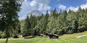 Beitragsbild des Blogbeitrags GC Seefeld-Wildmoos: famoser Alpinplatz mit Lärchen, Almhütten, Bergpanorama und ein bissl „oi!“