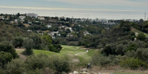 Beitragsbild des Blogbeitrags Marbella 4/7 – Marbella Golf Country Club: abgründiges Drama in der Macchie über Marbella 