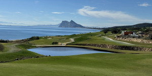 Beitragsbild des Blogbeitrags Costa del Sol/Deluxe – La Hacienda Links Course: reizvolle Fairway-Wellen, eine steife Brise und der schönste Meerblick an Spaniens Südküste