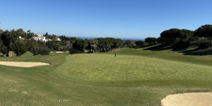 Beitragsbild des Blogbeitrags Costa del Sol – Almenara Sotogrande: gelände-gängiger Platz mit zwei Gesichtern