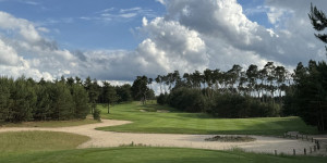 Beitragsbild des Blogbeitrags Penati Golf Resort – Legend Course: stylisches Auf und Ab im Föhrenwald