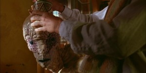 Beitragsbild des Blogbeitrags Naked Lunch (1991). Hundertfüßer Anhänger