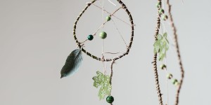 Beitragsbild des Blogbeitrags DIY: Traumfänger aus Naturmaterialien