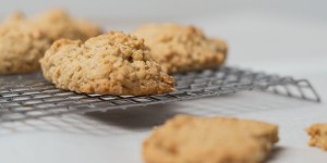 Beitragsbild des Blogbeitrags Knusprig-flaumig: Rezept für Erdnussbutter-Haferflockenkekse
