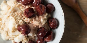 Beitragsbild des Blogbeitrags Frühstücksideen: Porridge mit Bananen und Sauerkirschen 