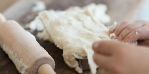 Beitragsbild des Blogbeitrags Knete selbermachen: Einfaches Salzteig-Rezept