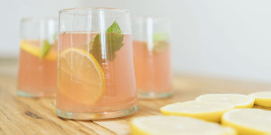 Beitragsbild des Blogbeitrags Sommer im Glas: Hausgemachter Rhabarbersaft