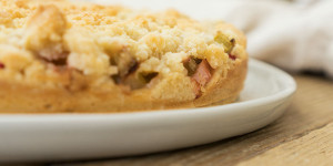 Beitragsbild des Blogbeitrags Frühlingsbäckerei: Rhabarberkuchen mit Streusel