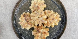 Beitragsbild des Blogbeitrags Schnelle Rezepte: Weihnachtliche Apfelsterne aus Blätterteig