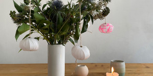 Beitragsbild des Blogbeitrags Weihnachtsbastelei: Einfache, winterliche Papierkugeln