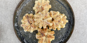 Beitragsbild des Blogbeitrags Weihnachtsbäckerei: Apfelsterne aus Blätterteig