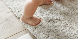 Beitragsbild des Blogbeitrags Von Mama zu Mama – Wann machen Babys die ersten Schritte? 