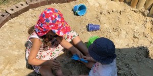 Beitragsbild des Blogbeitrags „DIY – Sandkiste“: Ein Fleckchen Wiese wird zum Spielparadies 