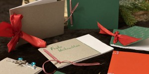 Beitragsbild des Blogbeitrags Buchbinden mit Kindern: Gelochtes Notizbuch mit Geschenkband