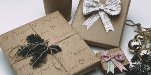 Beitragsbild des Blogbeitrags Geschenke mit alten Buchseiten & Packpapier kreativ verpacken