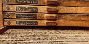 Beitragsbild des Blogbeitrags Glossar: Was bedeutet Bücher „prägen“