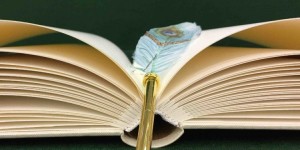 Beitragsbild des Blogbeitrags Glossar: Was bedeutet „Falzausgleich“ bei Büchern?