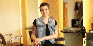 Beitragsbild des Blogbeitrags „Ich wollte schon mit 15 Friseurin werden, jetzt hole ich das nach!“