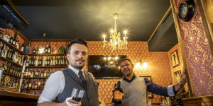 Beitragsbild des Blogbeitrags Barkeeper servieren Drinks und Emotionen