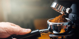 Beitragsbild des Blogbeitrags Welcher Mahlgrad für welchen Kaffee? – Als Barista weiß man das! 