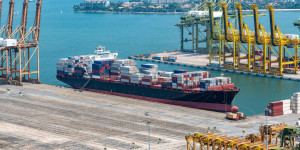 Beitragsbild des Blogbeitrags Was sind Incoterms und was bedeuten sie für Ex- und Import?