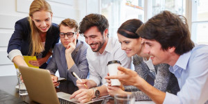 Beitragsbild des Blogbeitrags Konzernsprache Englisch: Welchen Stellenwert haben professionelle Fremdsprachenkenntnisse im beruflichen Alltag?