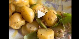 Beitragsbild des Blogbeitrags Grüner Spargel-Brennnessel Kartoffelsalat 