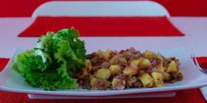 Beitragsbild des Blogbeitrags Erdäpfelgröstl mit Salami und Schinken