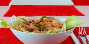 Beitragsbild des Blogbeitrags Frischer Hühnchen-Gemüse-Salat mit Obst