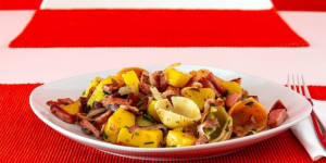 Beitragsbild des Blogbeitrags Erdäpfel-Teigwaren Gröstl mit Dürre und Speck