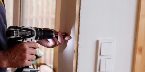 Beitragsbild des Blogbeitrags Versteckte Schadstoffe im Innenausbau. Das Verbauen der Innentüren ohne Schadstoffe.
