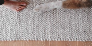 Beitragsbild des Blogbeitrags Inneneinrichtung. Natürliche Materialien im Wohnraum.