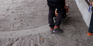 Beitragsbild des Blogbeitrags Unsere Zufahrt in Eigenleistung mit Kiesstabilisierungsmatten.