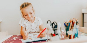 Beitragsbild des Blogbeitrags Brauchen Erstklässler einen Schreibtisch? Und wenn ja, welchen?