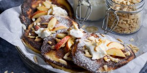 Beitragsbild des Blogbeitrags Low Carb Apfelringe mit Ziegenfrischkäse, Mandeln & brauner Butter
