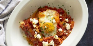 Beitragsbild des Blogbeitrags Low Carb Shakshuka mit Rinderfaschiertem vom Bergrind