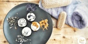 Beitragsbild des Blogbeitrags Badebomben mit Kräutern selber machen 