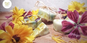 Beitragsbild des Blogbeitrags Selbstgemachte Seife mit Ringelblumen- und Malvenblüten