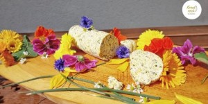 Beitragsbild des Blogbeitrags Einfaches Rezept für eine leckere Kräuter-Blüten-Butter 
