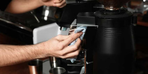 Beitragsbild des Blogbeitrags Wie reinigt man eine Espressomaschine? 