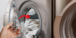 Beitragsbild des Blogbeitrags Der Grund, eine Alufolienkugel in die Waschmaschine zu stecken! 