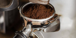 Beitragsbild des Blogbeitrags 8 Möglichkeiten, Kaffeesatz wiederzuverwenden, anstatt ihn in den Müll zu werfen!