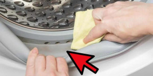 Beitragsbild des Blogbeitrags Riecht Ihre Kleidung nach dem Waschen? 4 Tipps zur Entfernung von Schimmel an Waschmaschinendichtungen