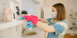 Beitragsbild des Blogbeitrags Das beste natürliche Desinfektionsmittelrezept für die Reinigung von Oberflächen! 