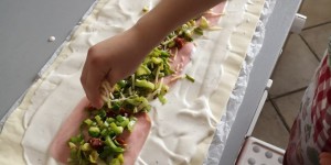Beitragsbild des Blogbeitrags Mit Kindern kochen: Lauchstrudel mit Schinken & Käse 