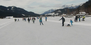 Beitragsbild des Blogbeitrags Eislaufen in Kärnten: Aktuelle Freigaben und Sperren