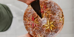 Beitragsbild des Blogbeitrags Erdbeer-Rhabarber Kuchen aus Dinkelmehl (vegan.)