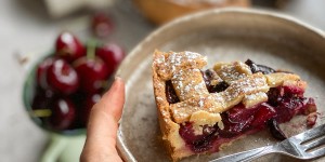 Beitragsbild des Blogbeitrags Der einfachste gedeckte Kirschkuchen (vegan.)