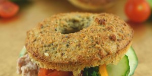Beitragsbild des Blogbeitrags Low Carb Bagels mit Thunfischcreme